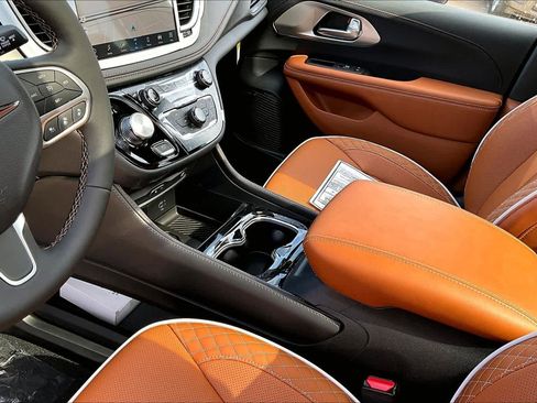 New 2026 Chrysler Pacifica Pinnacle image 8