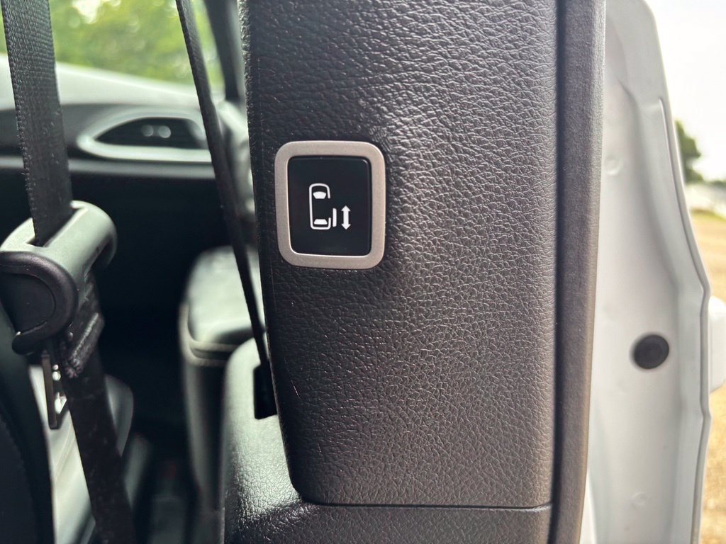 Used 2025 Chrysler Pacifica Select FWD image 23