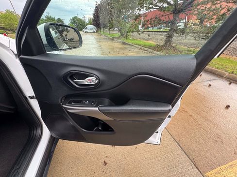Used 2019 Jeep Cherokee Latitude w/ Popular Appearance Group AWD/4WD image 19