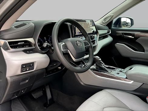 Used 2023 Toyota Highlander Limited FWD image 18
