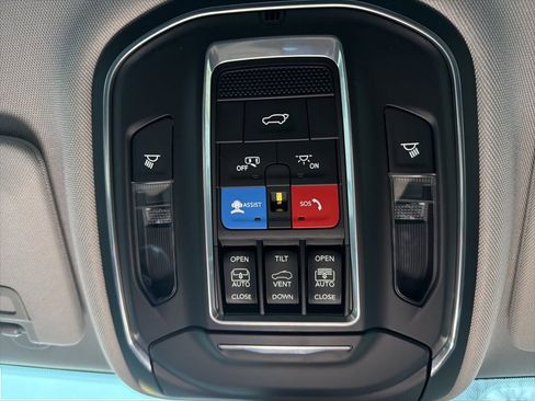 Used 2022 Jeep Grand Cherokee Limited image 20