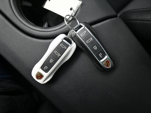 Used 2022 Porsche Taycan image 10