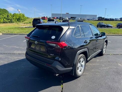 Used 2020 Toyota RAV4 XLE w/ Convenience Package FWD image 3