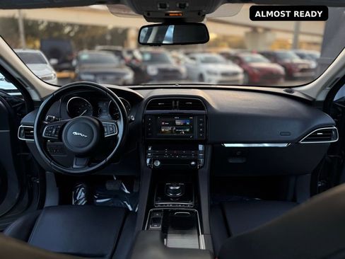 Used 2018 Jaguar F-PACE Premium image 19