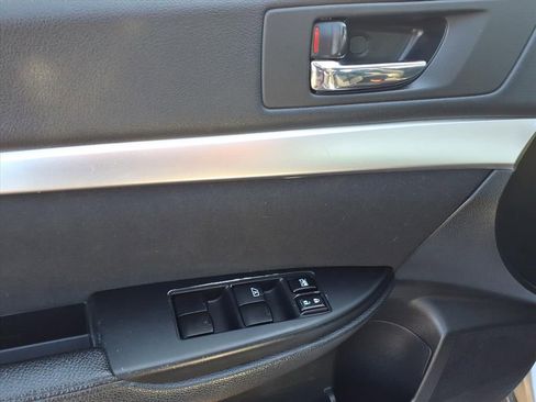 Used 2010 Subaru Legacy 2.5i image 4