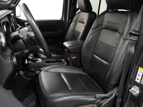 Used 2018 Jeep Wrangler Unlimited Sahara w/ Uconnect 4C Nav & Sound Group AWD/4WD image 17