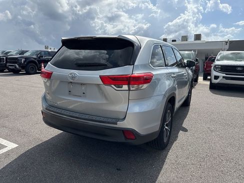 Used 2019 Toyota Highlander LE FWD image 2