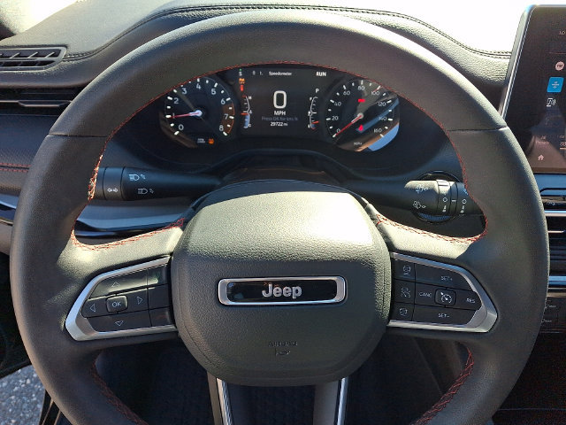 Used 2025 Jeep Compass Trailhawk AWD/4WD image 4