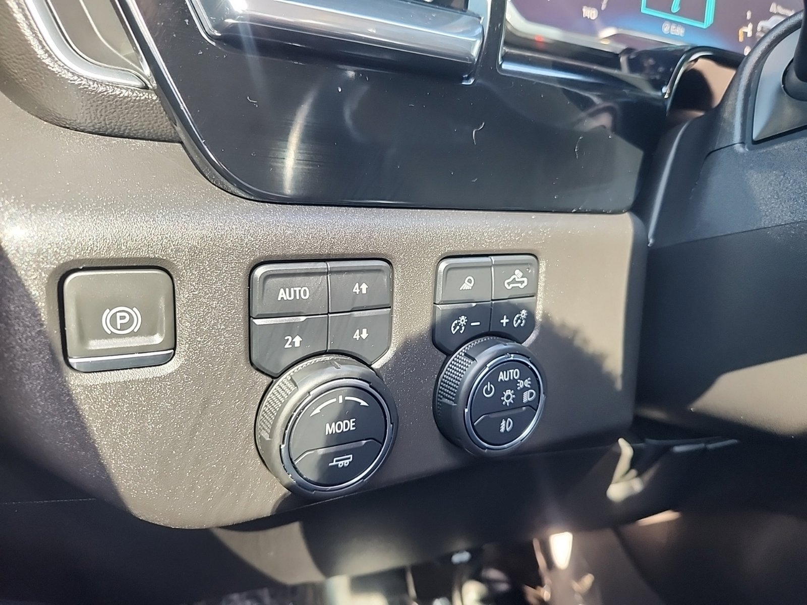 Used 2024 Chevrolet Silverado 1500 LT Trail Boss w/ LT Trail Boss Premium Package AWD/4WD image 35