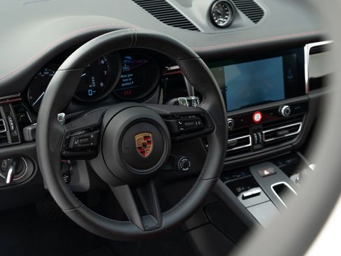 Certified 2025 Porsche Macan image 20