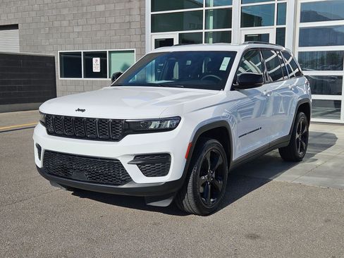 Used 2023 Jeep Grand Cherokee Altitude AWD/4WD image 11