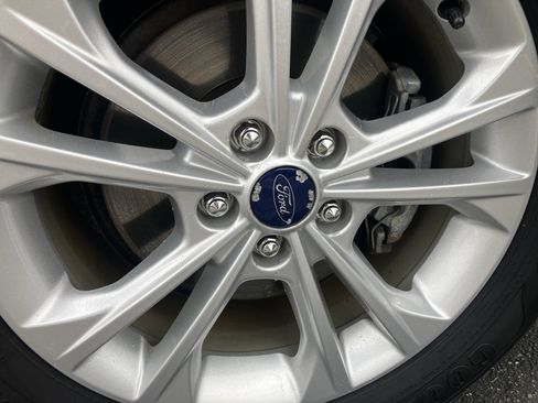 Used 2017 Ford Escape SE w/ Equipment Group 201A FWD image 9