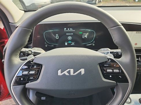 Certified 2024 Kia Niro EX Touring image 21