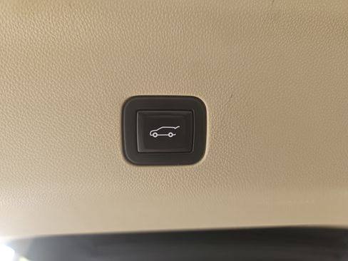 Used 2021 Cadillac Escalade Premium Luxury AWD/4WD image 15