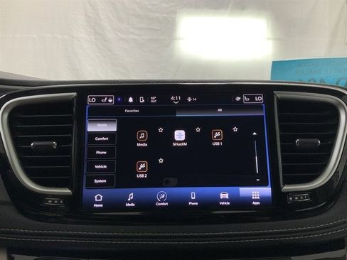 Used 2024 Chrysler Pacifica Touring-L image 39