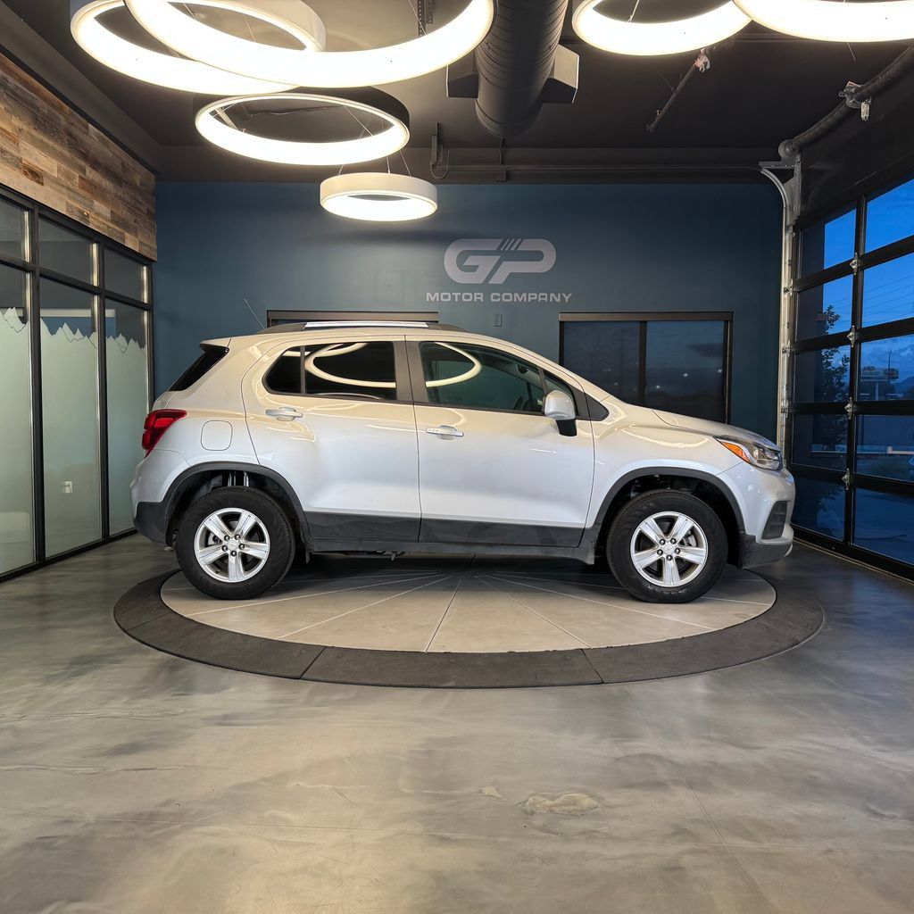 Used 2022 Chevrolet Trax LT w/ LT Convenience Package AWD/4WD image 2