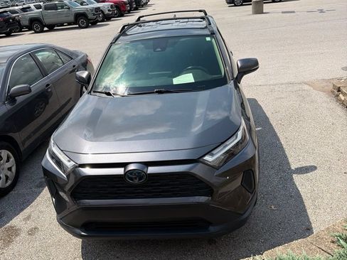 Used 2022 Toyota RAV4 XLE AWD/4WD image 5