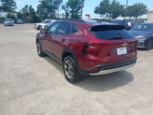 Used 2025 Chevrolet Trax LT w/ LT Convenience Package FWD image 8