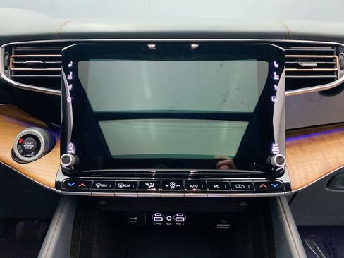 Used 2023 Jeep Grand Wagoneer Series III AWD/4WD image 22