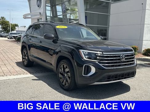 Used 2025 Volkswagen Atlas SE w/ Panoramic Sunroof Package FWD image 4