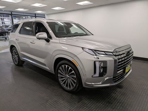 Used 2024 Hyundai Palisade Calligraphy image 3