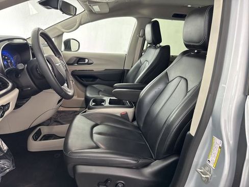 Used 2023 Chrysler Pacifica Touring-L image 23