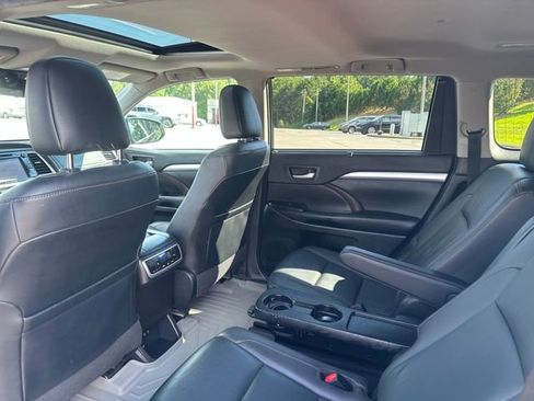 Used 2019 Toyota Highlander XLE FWD image 19