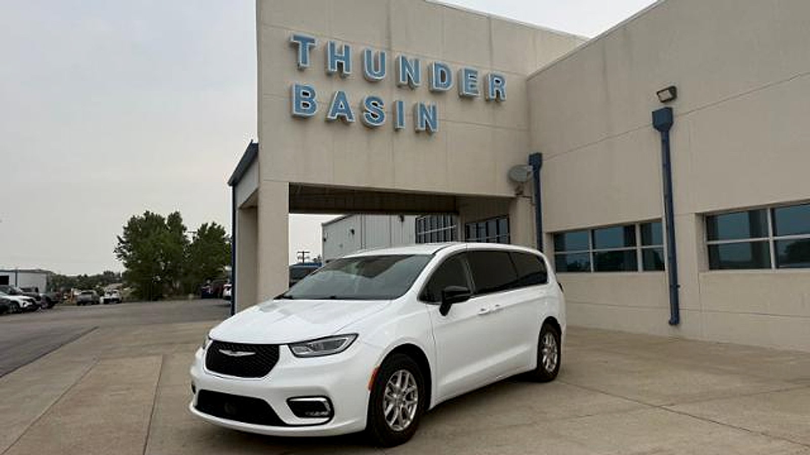 Used 2024 Chrysler Pacifica Touring-L FWD image 1