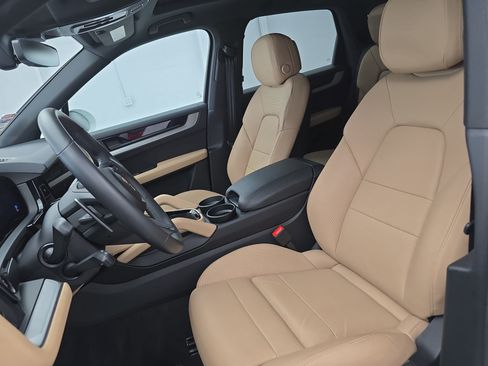 Used 2025 Porsche Cayenne AWD/4WD image 15