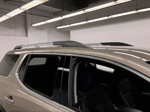 Used 2023 GMC Acadia SLE w/ Driver Convenience Package FWD image 10