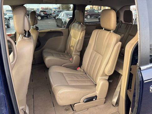Used 2015 Chrysler Town & Country Touring-L w/ Driver Convenience Group image 29