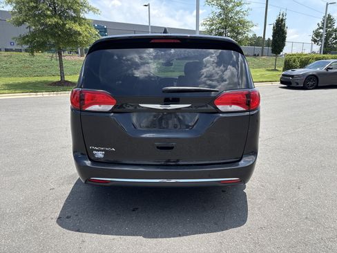 Used 2017 Chrysler Pacifica Touring Plus w/ Tire & Wheel Group FWD image 8