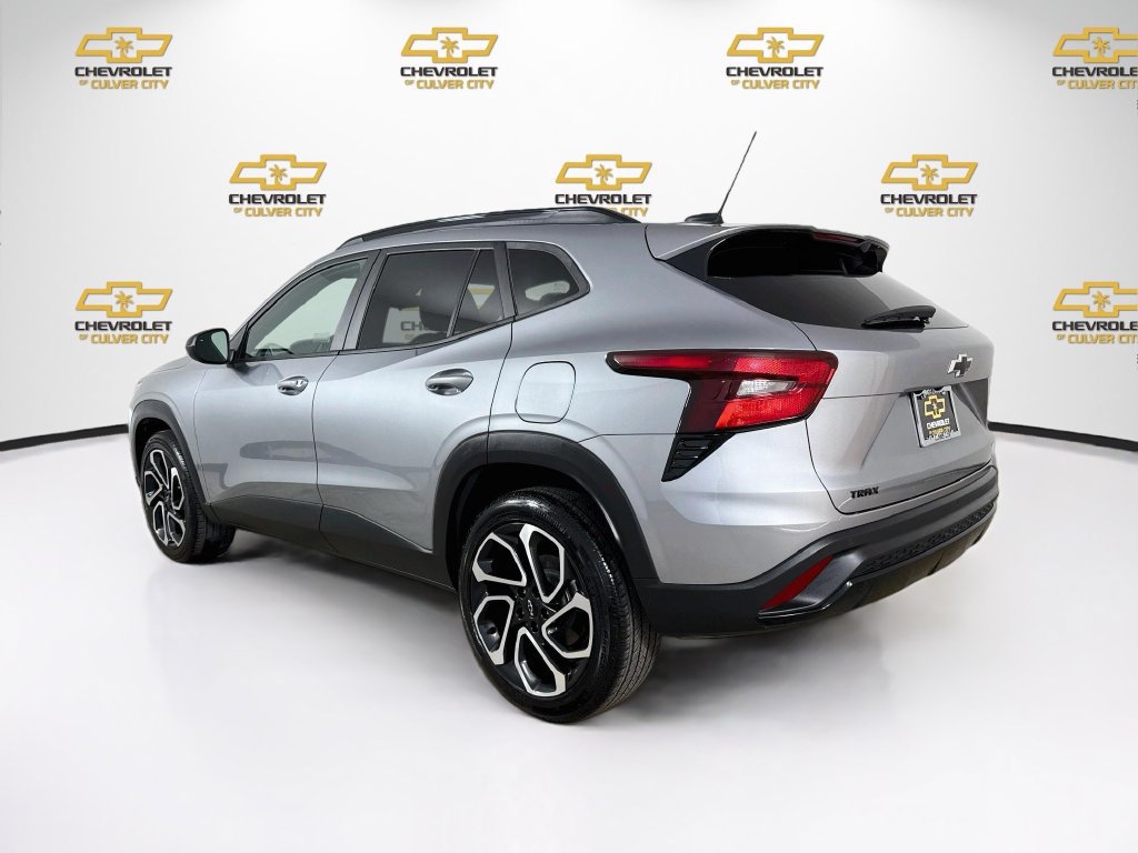 Used 2024 Chevrolet Trax RS w/ Sunroof Package FWD image 6