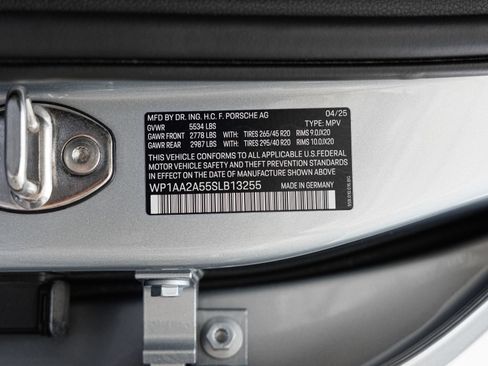 Used 2025 Porsche Macan AWD/4WD image 42