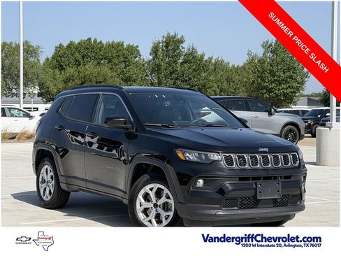 Used 2025 Jeep Compass Latitude w/ Sun & Sound Group AWD/4WD image 2