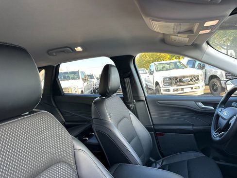 Used 2024 Ford Escape SE image 17