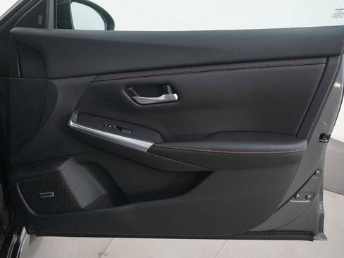 Used 2022 Nissan Sentra SR w/ SR Premium Package image 9