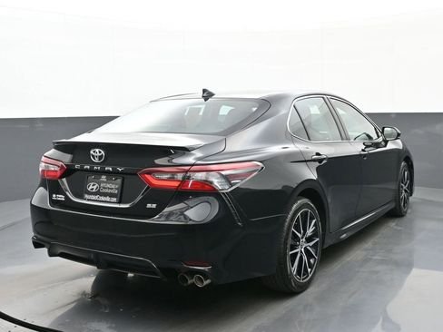Used 2021 Toyota Camry SE image 3