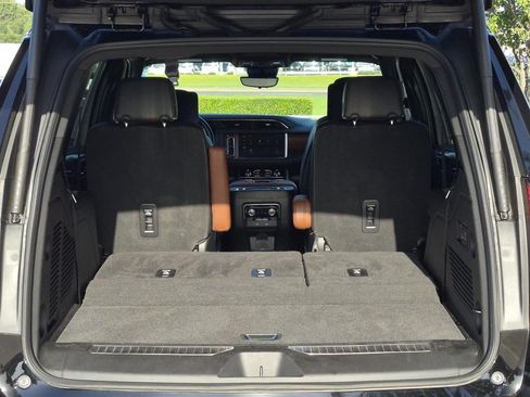 Used 2023 GMC Yukon Denali Ultimate w/ LPO, Floor Liner Package AWD/4WD image 9