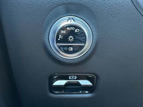 Used 2025 Mercedes-Benz C 300 4MATIC Sedan image 31