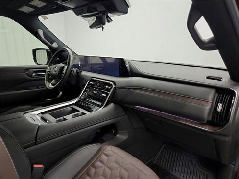 Used 2025 Nissan Armada Platinum image 39