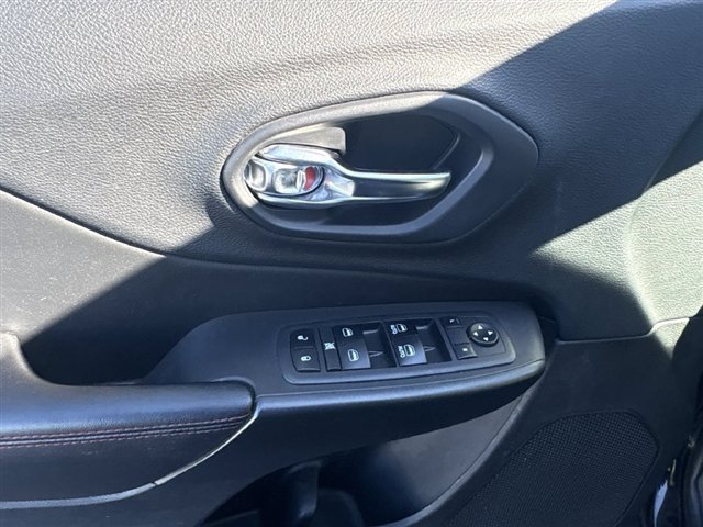 Used 2019 Jeep Cherokee Trailhawk w/ Comfort/Convenience Group AWD/4WD image 24