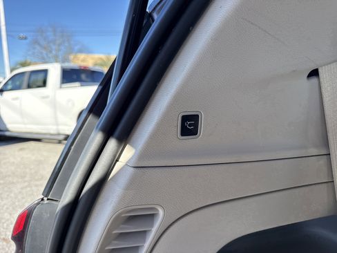 Used 2022 Chrysler Pacifica Touring-L image 30