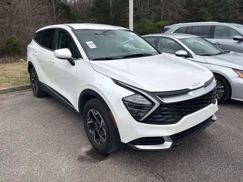 Used 2024 Kia Sportage LX image 3