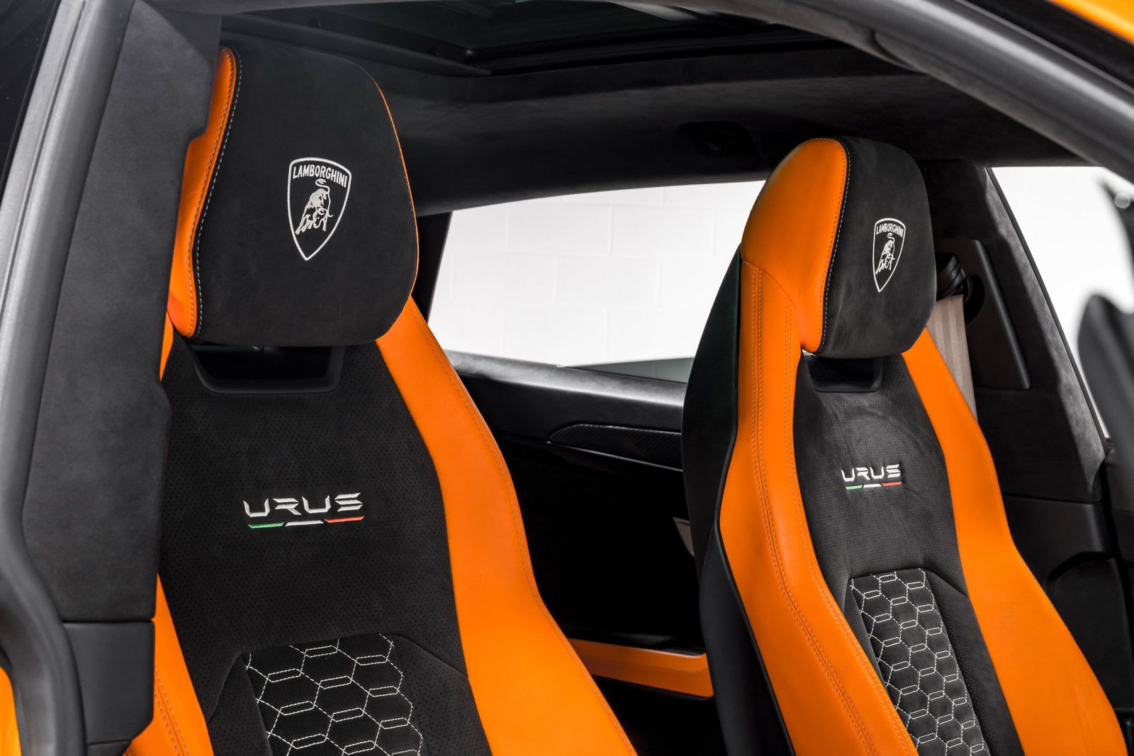 Used 2022 Lamborghini Urus AWD/4WD image 40