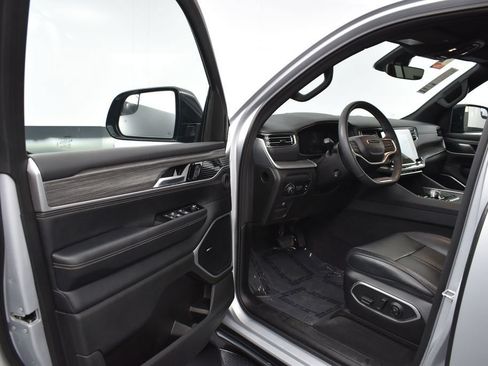 Used 2024 Jeep Wagoneer Series II AWD/4WD image 5