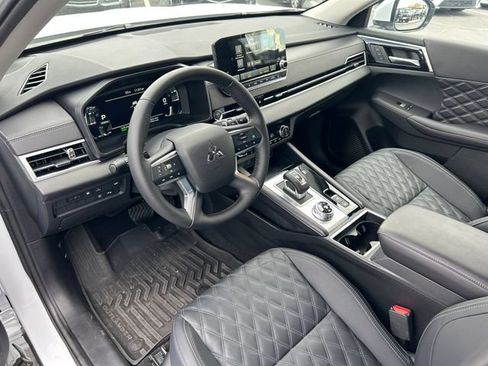Used 2025 Mitsubishi Outlander 4WD Plug-In Hybrid image 25