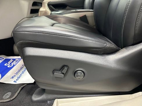 Used 2023 Chrysler Pacifica Touring-L image 12