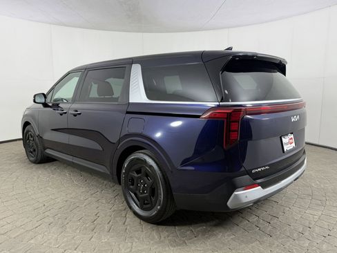 Used 2025 Kia Carnival FWD image 5