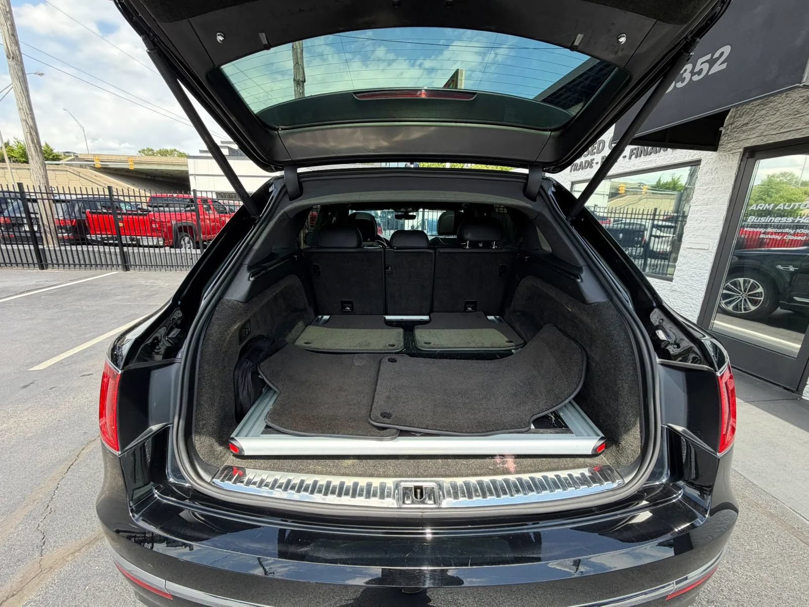 Used 2020 Bentley Bentayga AWD/4WD image 30